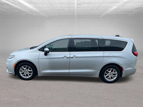 Used 2023 Chrysler Pacifica Touring-L FWD image 2