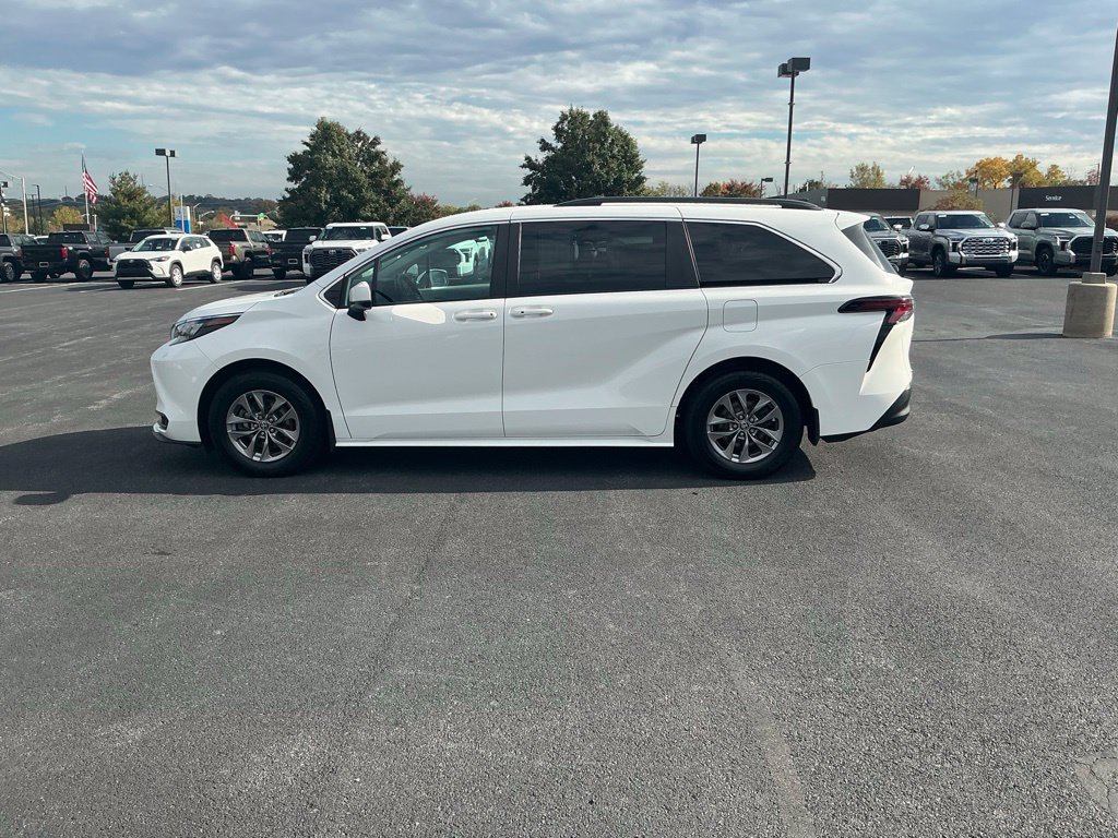 Used 2024 Toyota Sienna LE AWD/4WD image 10