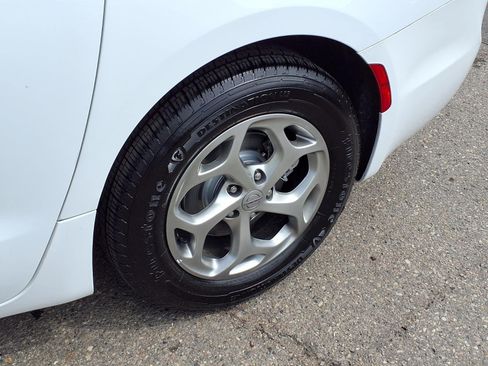 Certified 2023 Chrysler Pacifica Limited FWD image 30