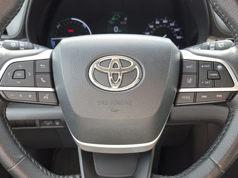 Certified 2024 Toyota Sienna XLE FWD image 32