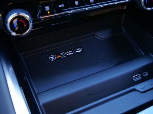 Used 2025 Chevrolet Suburban Premier image 19