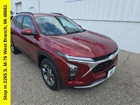 Used 2025 Chevrolet Trax LT FWD image 7