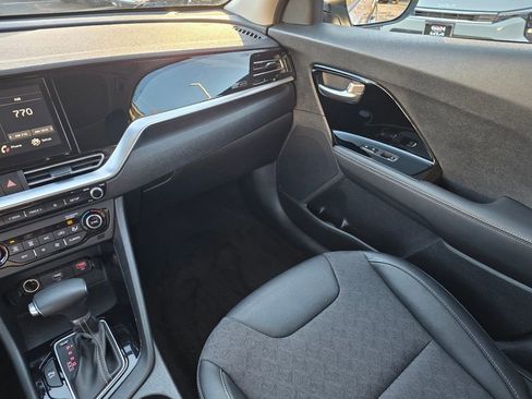 Used 2022 Kia Niro LXS image 16