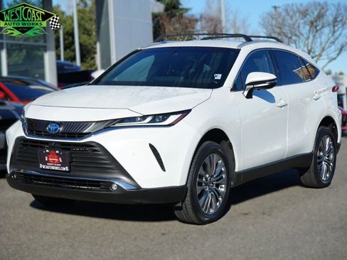 Used 2023 Toyota Venza XLE image 1