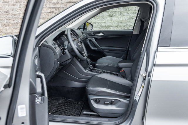 Used 2021 Volkswagen Tiguan SE w/ Panoramic Sunroof Package AWD/4WD image 24