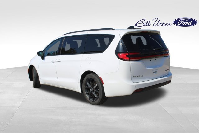 Used 2025 Chrysler Pacifica Limited FWD image 7