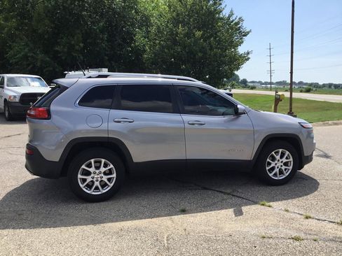 Used 2017 Jeep Cherokee Latitude w/ Trailer Tow Group AWD/4WD image 5