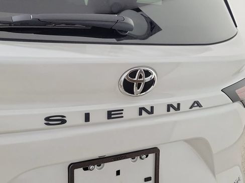 Used 2026 Toyota Sienna XLE FWD image 9