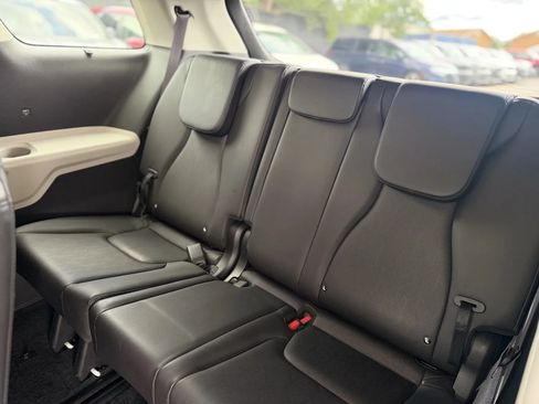 Used 2024 Kia Carnival EX FWD image 16