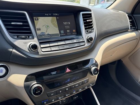 Used 2016 Hyundai Tucson Limited w/ Option Group 03 FWD image 11