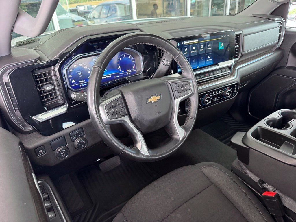 Used 2025 Chevrolet Silverado 1500 LT RWD image 3