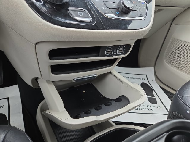 Used 2024 Chrysler Pacifica Touring-L FWD image 26