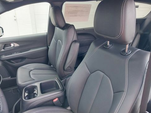 New 2026 Chrysler Voyager LX image 30