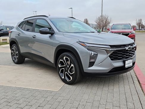 Used 2024 Chevrolet Trax RS w/ Driver Confidence Package image 4