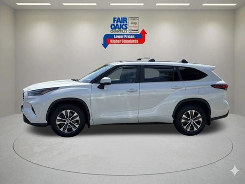 Used 2023 Toyota Highlander XLE AWD/4WD image 12