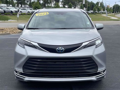 Used 2024 Toyota Sienna XLE FWD image 2