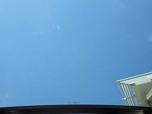 Used 2018 Volkswagen Tiguan SE w/ Panoramic Sunroof Package image 12