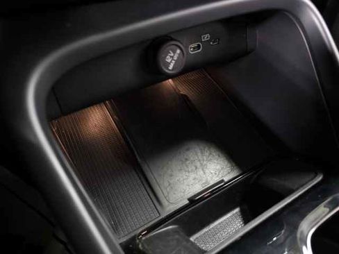 Certified 2025 Volvo XC40 B5 Plus image 32