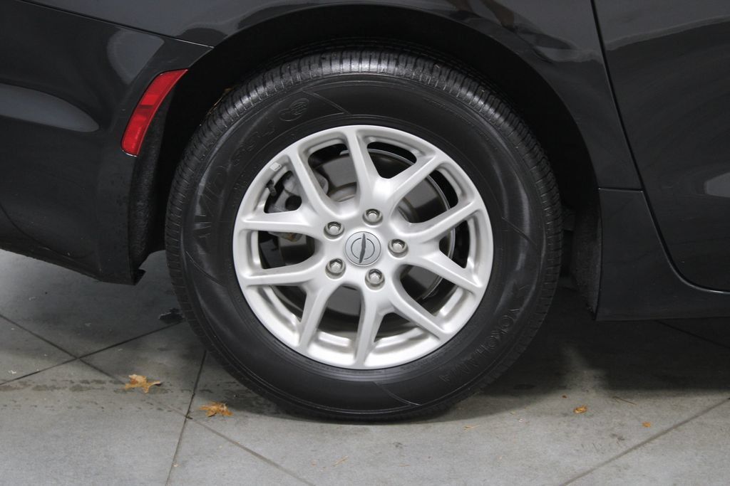 Used 2025 Chrysler Pacifica Select FWD image 13