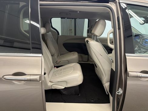 Used 2017 Chrysler Pacifica Touring-L Plus w/ Advanced Safetytec Group FWD image 16
