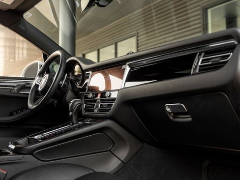 Certified 2025 Porsche Macan AWD/4WD image 47