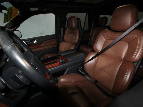 Used 2024 Lincoln Navigator Reserve AWD/4WD image 4