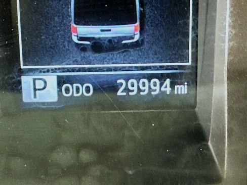 Used 2022 Toyota Tacoma SR5 w/ Technology Package image 33