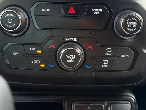Used 2019 Jeep Renegade Latitude w/ Safety & Security Group II FWD image 26