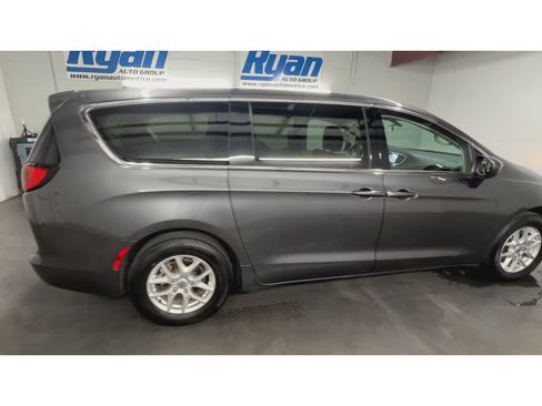 Used 2022 Chrysler Voyager LX FWD image 9