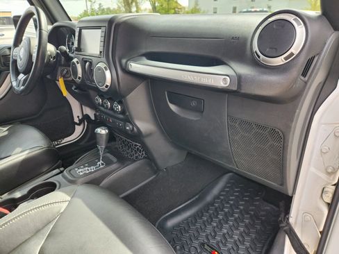 Used 2015 Jeep Wrangler Sahara w/ Dual Top Group AWD/4WD image 36