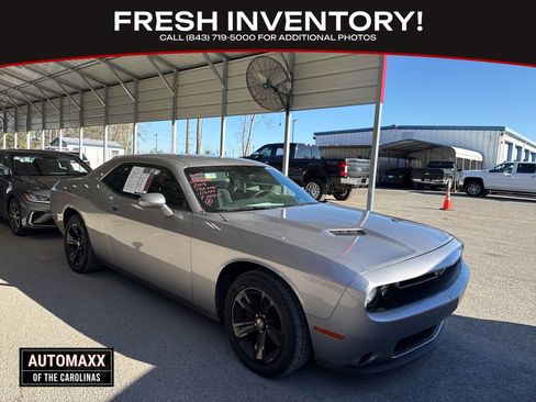 Used 2016 Dodge Challenger SXT image 1
