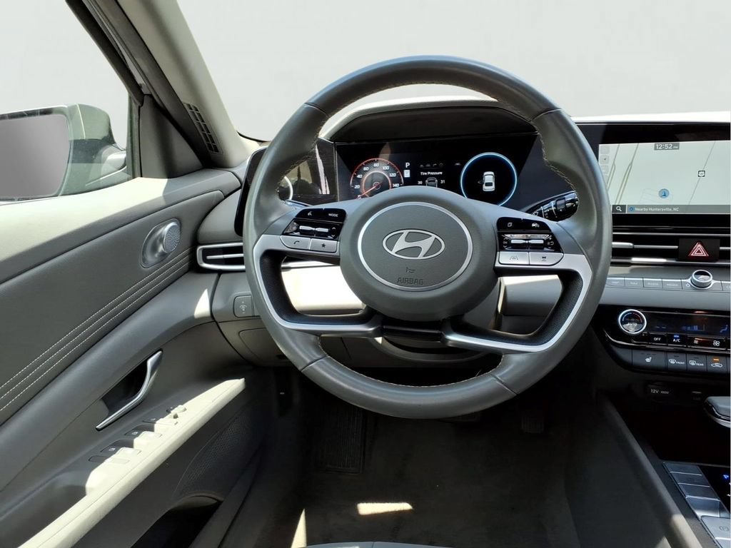 Used 2025 Hyundai Elantra SEL FWD image 23