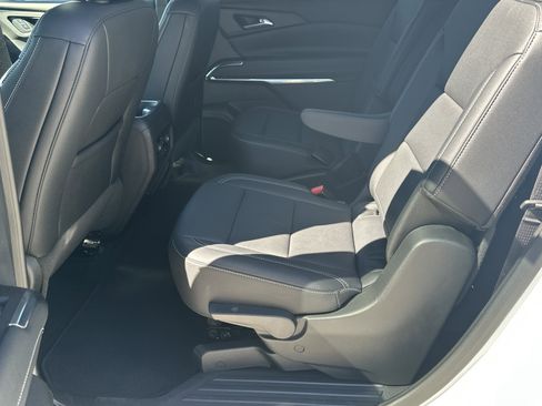 Used 2025 Chevrolet Traverse LT image 21