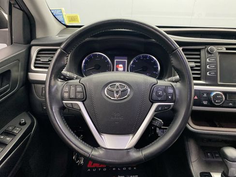 Used 2018 Toyota Highlander Plus AWD/4WD image 16