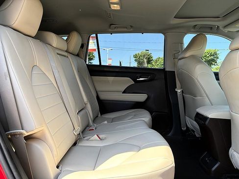 Used 2022 Toyota Highlander XLE FWD image 12