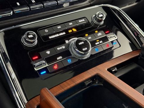 Used 2024 Lincoln Navigator Reserve image 18