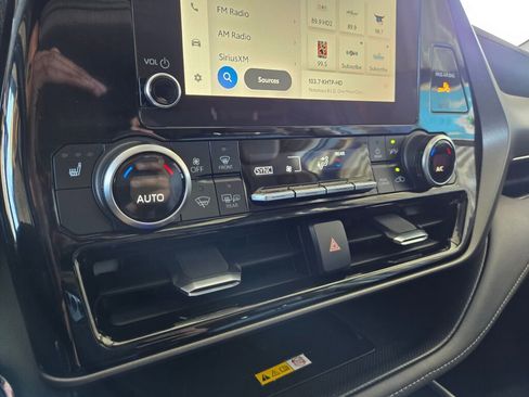 Used 2023 Toyota Highlander XLE image 17