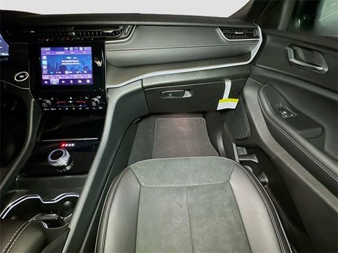 New 2025 Jeep Grand Cherokee Altitude image 26