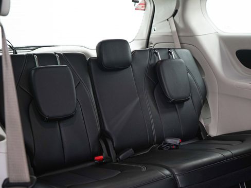 Used 2023 Chrysler Pacifica Touring-L FWD image 13