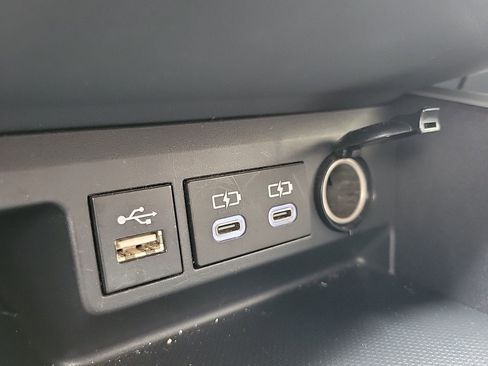 Used 2023 Toyota Highlander L image 34