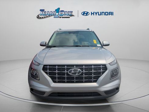 Used 2024 Hyundai Venue SEL FWD image 2