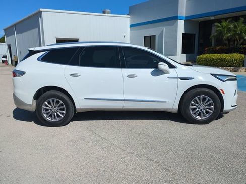 Used 2024 Buick Enclave Essence FWD image 3