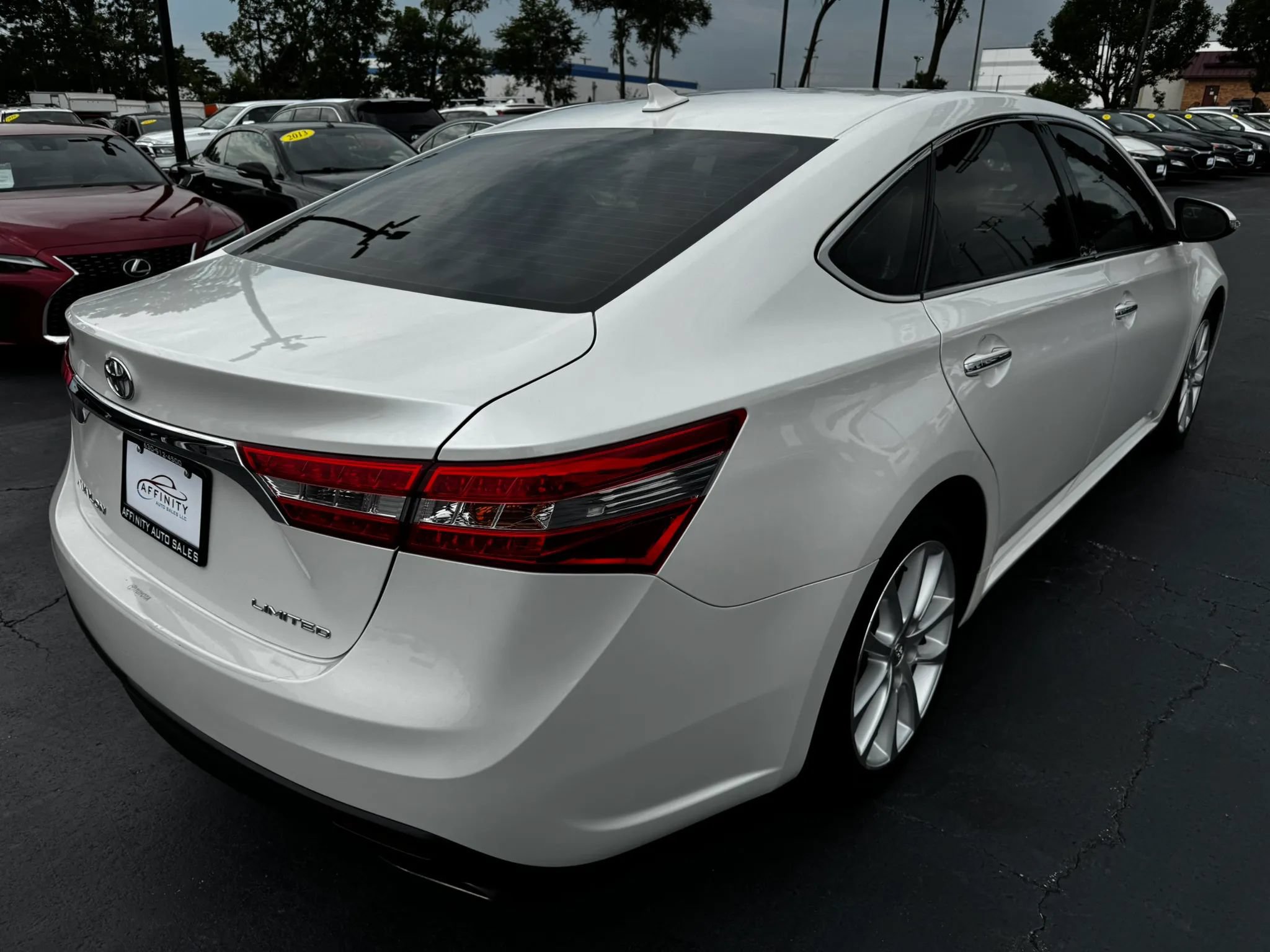 Used 2013 Toyota Avalon Limited w/ Technology Pkg FWD image 5