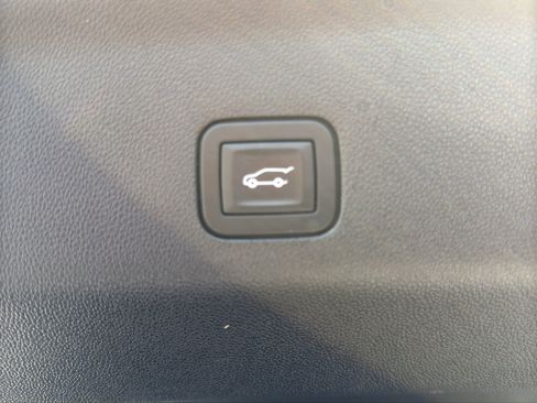 Used 2025 Chevrolet Suburban Z71 AWD/4WD image 15