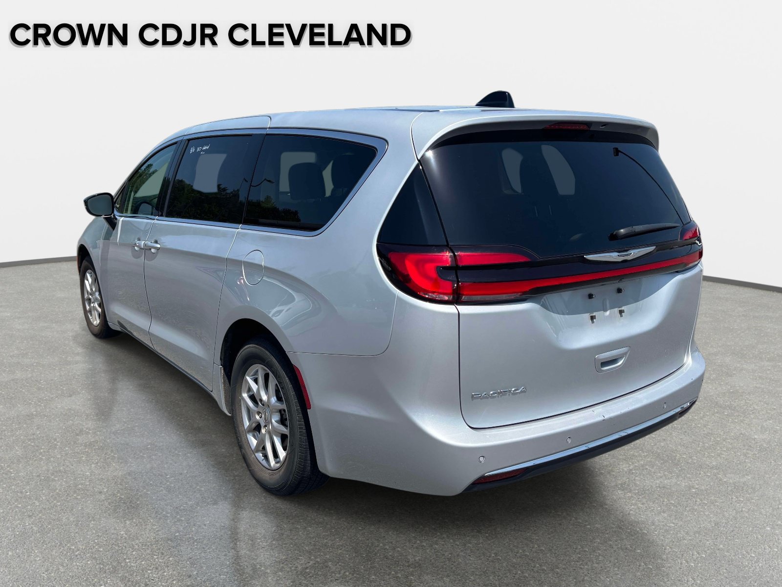 Used 2024 Chrysler Pacifica Touring-L FWD image 4