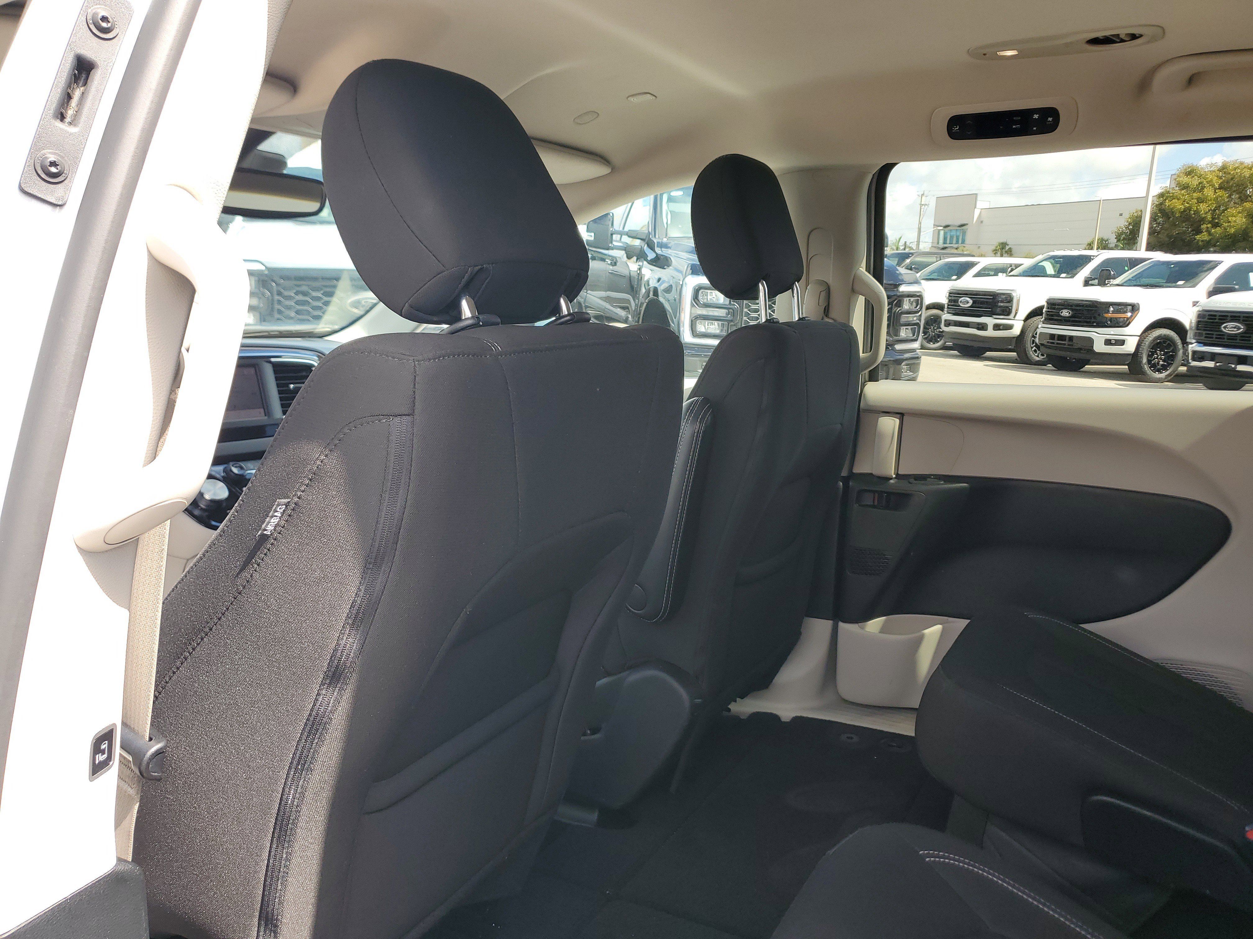 Used 2023 Chrysler Voyager LX FWD image 14