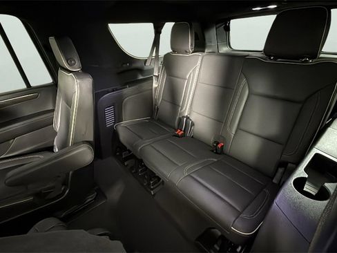 Used 2025 Chevrolet Suburban Premier image 27