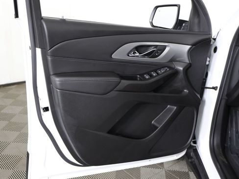 Used 2023 Chevrolet Traverse LT FWD image 23