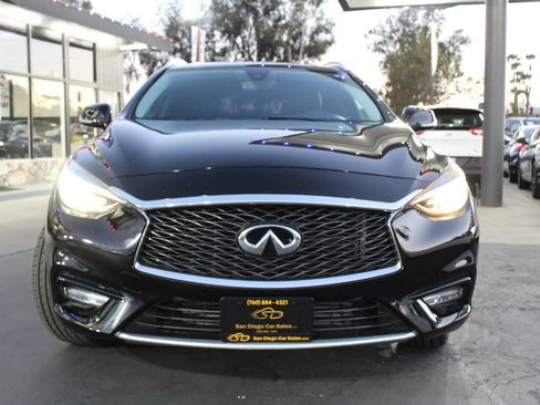 Used 2017 INFINITI QX30 Premium FWD image 8