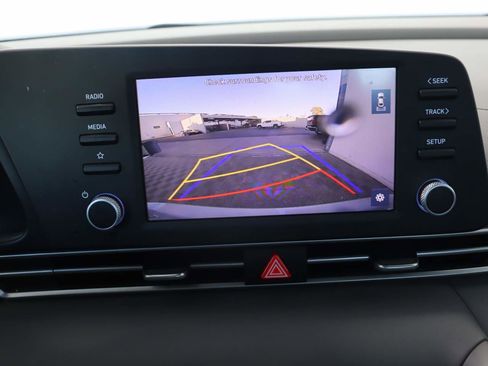 Used 2022 Hyundai Elantra SE image 12